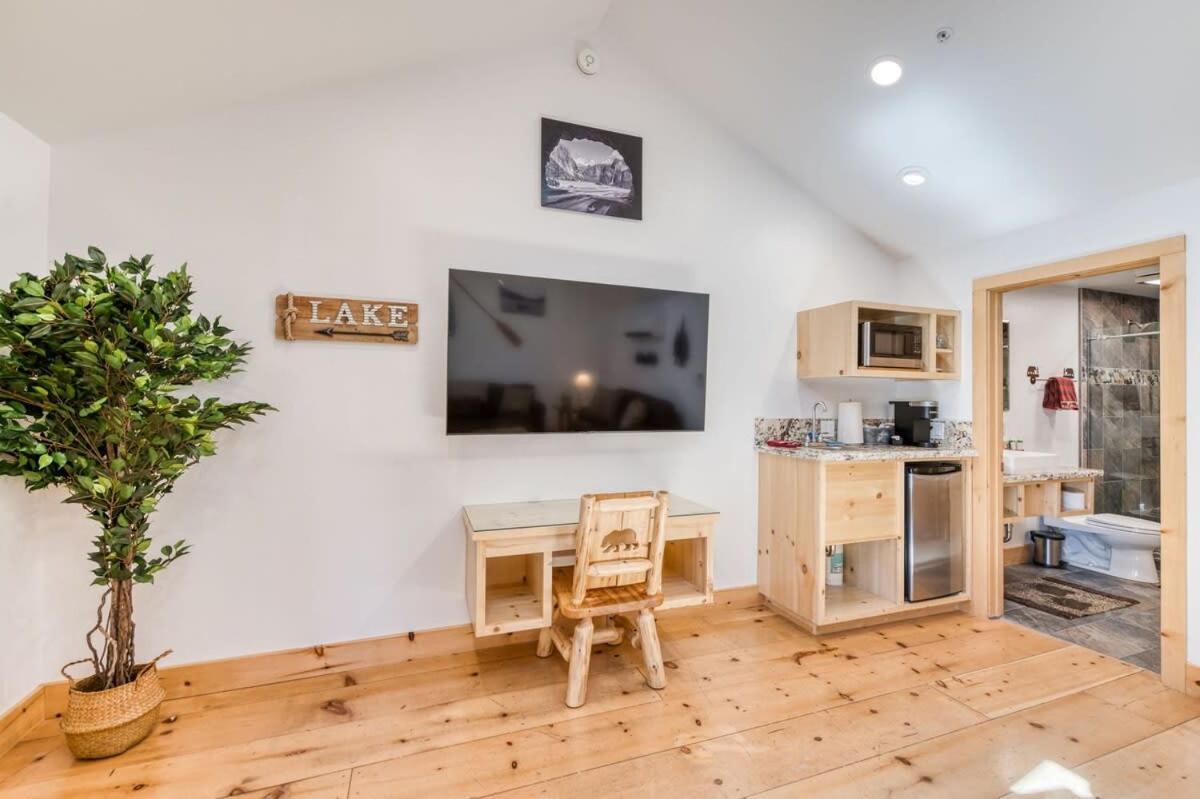 #3 Cottage Like Suite With Private Hot Tub Bass Lake Exteriér fotografie